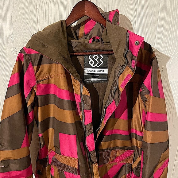 Winter ski shell, powder strap & inside pockets - Picture 2 of 3